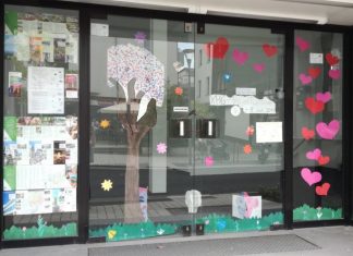 Die kreativen Schülerinnen und Schüler des Konrad-Heresbach-Gymnasiums haben fleißig dekoriert: hier die Scheiben eines leerstehenden Ladenlokals an der Breite Straße 16/18. Foto: KHG
